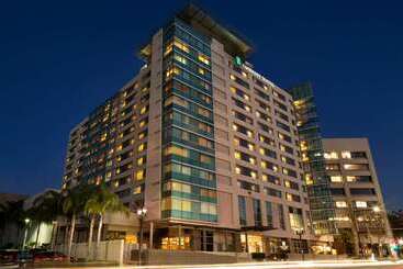 هتل Embassy Suites Los Angeles Glendale
