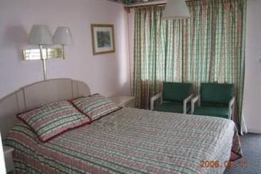 酒店 The Dolphin Inn