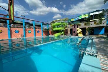 هتل Reddoorz Plus @ Lhexlyn Resort San Narciso