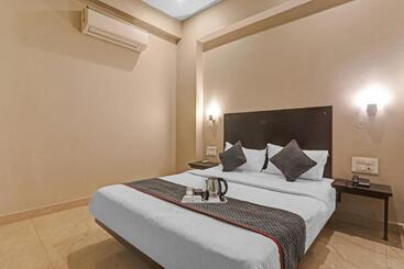 Super Townhouse 423 Amaraa Hotel Near Phoenix Palassio