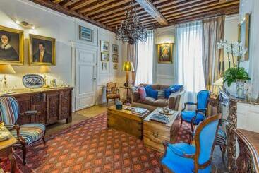 펜션 Room In Guest Room This 10th Century Home Sits In An Exceptional Setting In The Center Of Orleans
