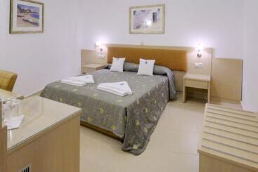 Отель Little Inn