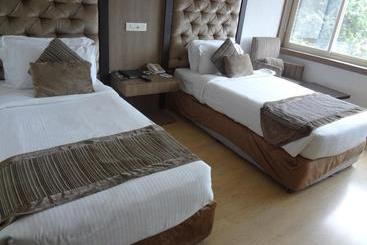 בית מלון כפרי Airport Centre Point