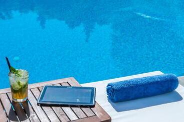 Отель Philoxenia