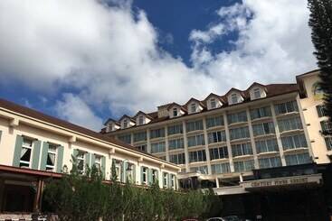 בית מלון כפרי Century Pines Resort