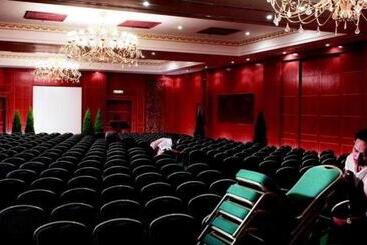 هتل Century Pines Resort