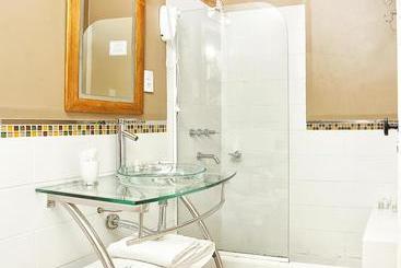 هتل La Rozada Suites