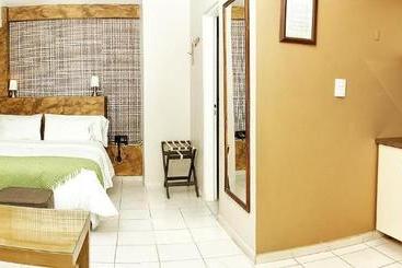 هتل La Rozada Suites