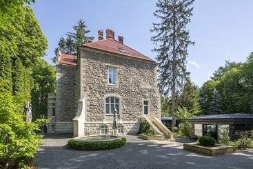 هتل Lion S Castle