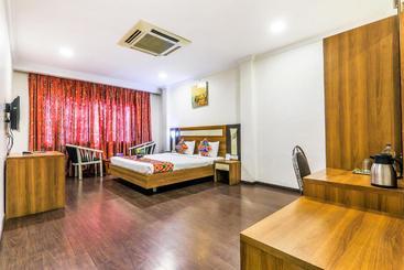 فندق Fab Royal Star