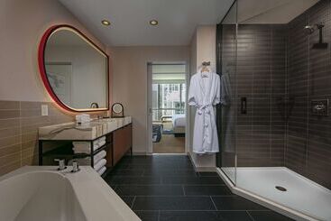 هتل Thewit Chicago, A Hilton