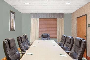 هتل Wingate By Wyndham Lafayette Airport