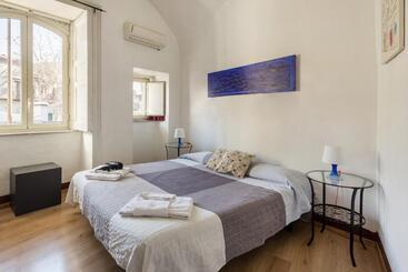 مسافرخانه Da Gianni E Lucia Rooms With Bathroom In The City Center