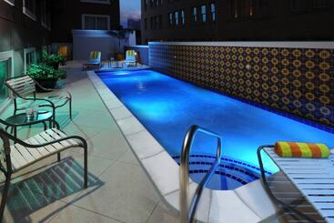 فندق Courtyard By Marriott San Antonio Riverwalk