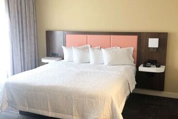 فندق Hampton Inn & Suites Norfolk Airport