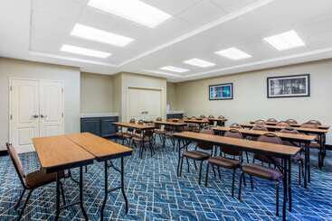 هتل La Quinta Inn & Suites By Wyndham Fultondale Birmingham N