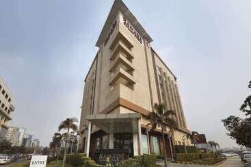 هتل Ramada Gurgaon Central