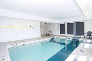 هتل Sandman Signature Prince George