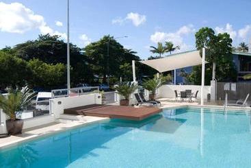 هتل Waters Edge Apartment Cairns
