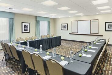 هتل آپارتمان Hampton Inn & Suites Savannahairport