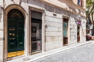 مسافرخانه La Piccola Maison