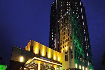 호텔 Howard Johnson Plaza Waigaoqiao Shanghai