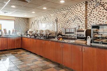فندق Service Plus Inns And Suites Calgary