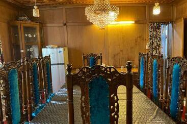Hotel Nazneen Group Of Houseboats