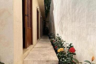 تختخواب و صبحانه Bajo Las Hojas