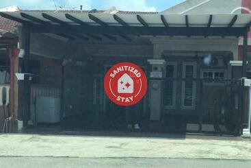 בית מלון כפרי Oyo 90360 Homestay Bandar Putra 3