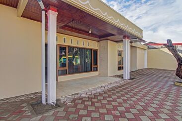 Отель Capital O 90643 Suri Guest House Syariah