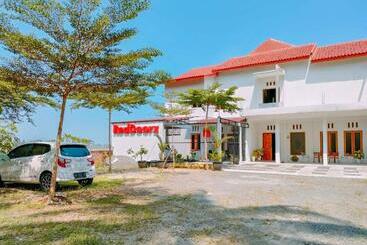 בית מלון כפרי Reddoorz At Omah Candi Sari Near Airport Yia