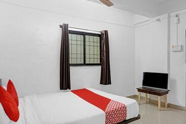 ホテル Oyo Flagship 82920 Sahyadri Lodge