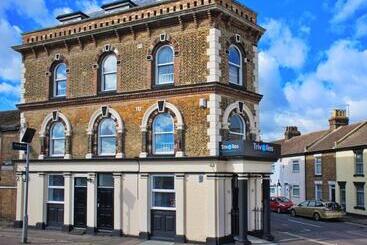 Отель Trivelles Rochester