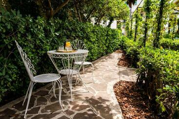 تختخواب و صبحانه Villa Aurelia Suites And Apartments