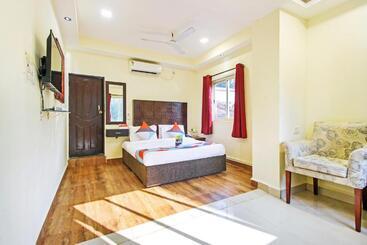 ホテル Fabexpress Golden Nest Deluxe With Pool, Calangute