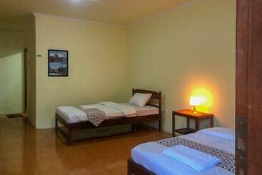 Hotel Roemah Beong Syariah At Desa Wisata Kembanglimus Mitra Reddoorz