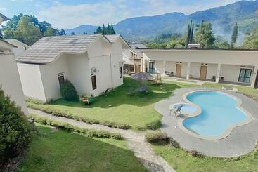 Hotel Reddoorz Premium @ Griya Inkoppabri Cisarua Puncak