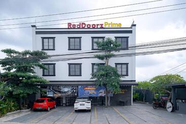 בית מלון כפרי Reddoorz Premium At Raja Hostel Syariah