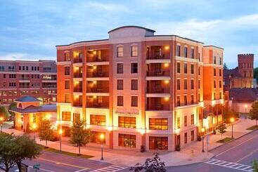 Отель Hampton Inn & Suites Saratoga Springs Downtown