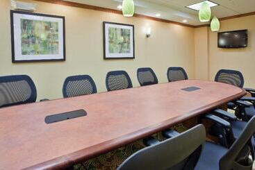 Holiday Inn Express Hotel & Suites Fredericksburg, An Ihg