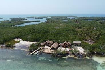 Santa Lova Eco Hostel Isla Tintipan