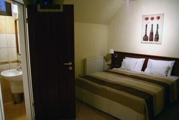 مبيت وإفطار Apát Panzió és étterem