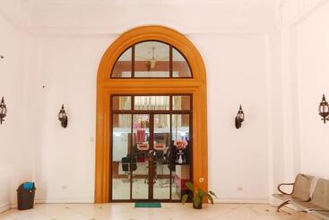 هتل Reddoorz Plus @ Castle Chateau Iloilo