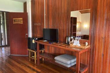 فندق The Chevalley Beach Resort