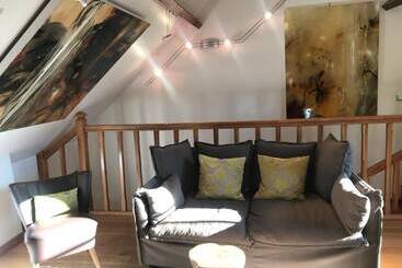 مبيت وإفطار Besharat Gallery & Museum