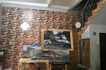 ペンション The Carstensz Homestay