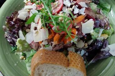 ペンション Weinstube Bycastors