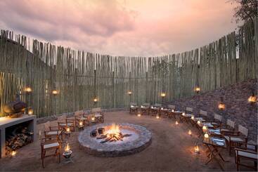 בית מלון כפרי Mhondoro Safari Lodge & Villa