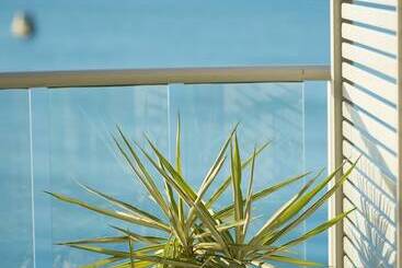 هتل At Marina Shores